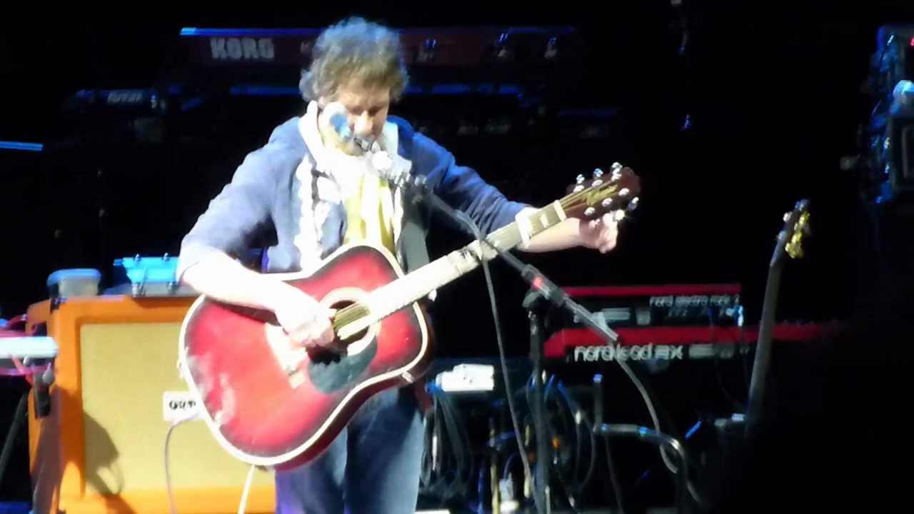 Pete Trewavas tunes his guitar. Solo in PZ 2013