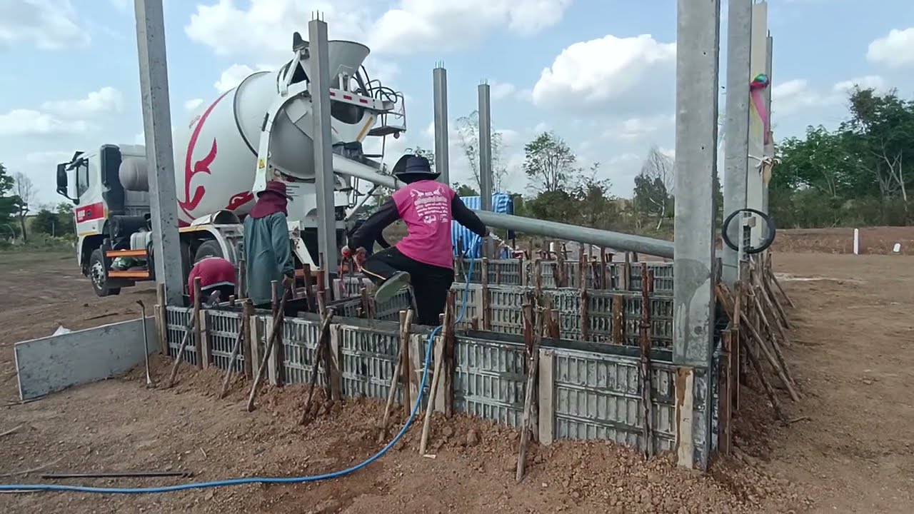 รถปูนมาถึงแล้วเทคานบ้านผู้ใหญ่ใจดี