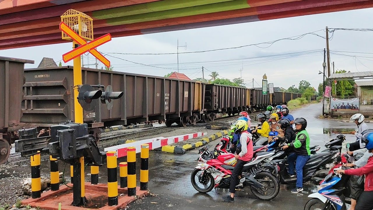 Kereta Babaranjang Berhenti Di Tengah Perlintasan Jalan Sultan Agung