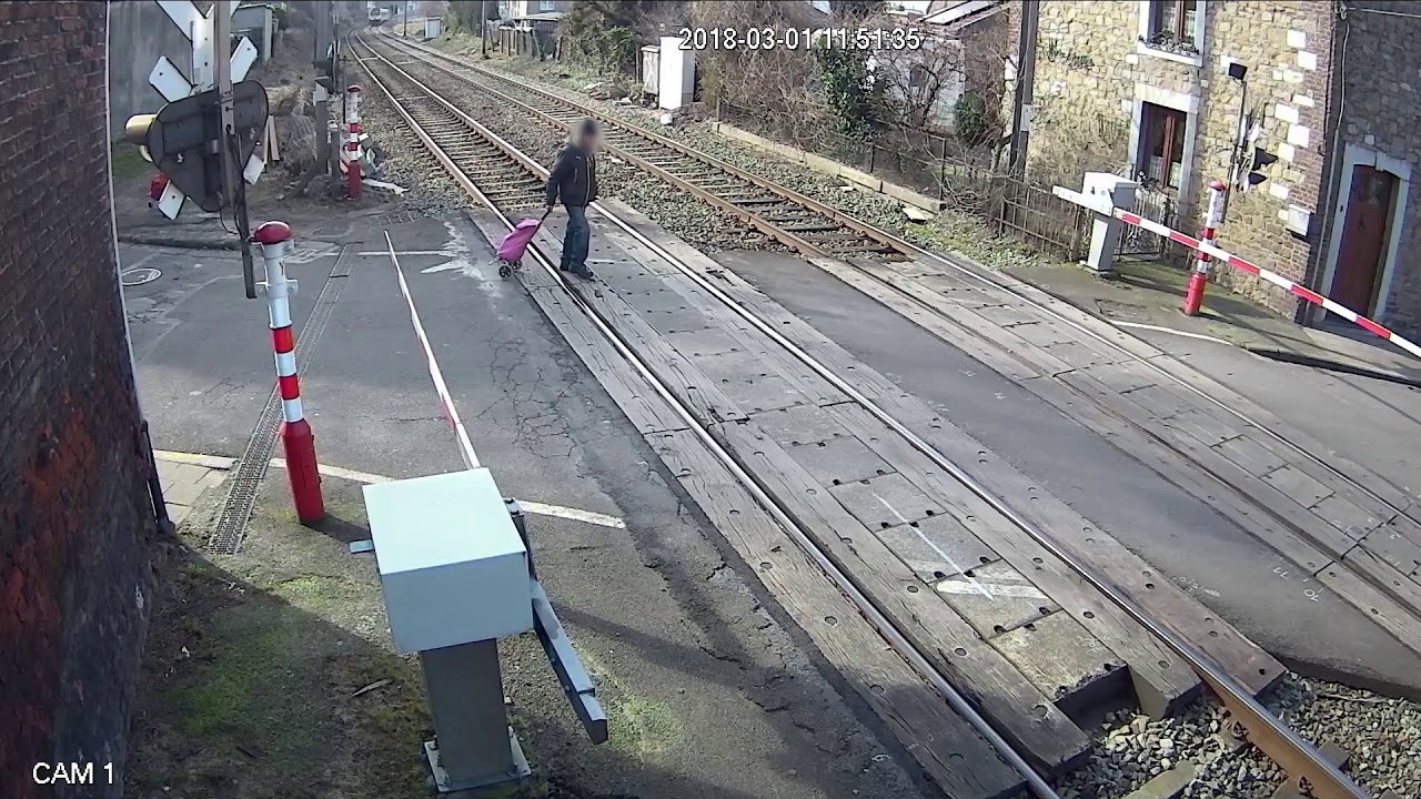Infrabel: man ontsnapt aan dood op overweg | Traverser au péril de sa vie