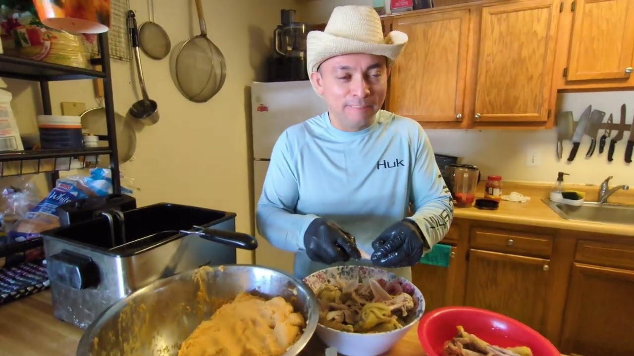 Preparando la masa para los pastelitos de pollo con papas 