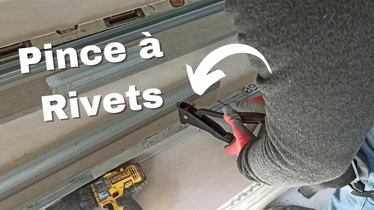 Une Pince à Riveter pour Assembler deux Montants