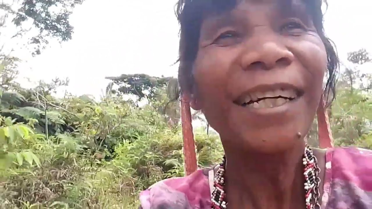 Nanay Lorna nanguha ng panggatong nila sa bundok