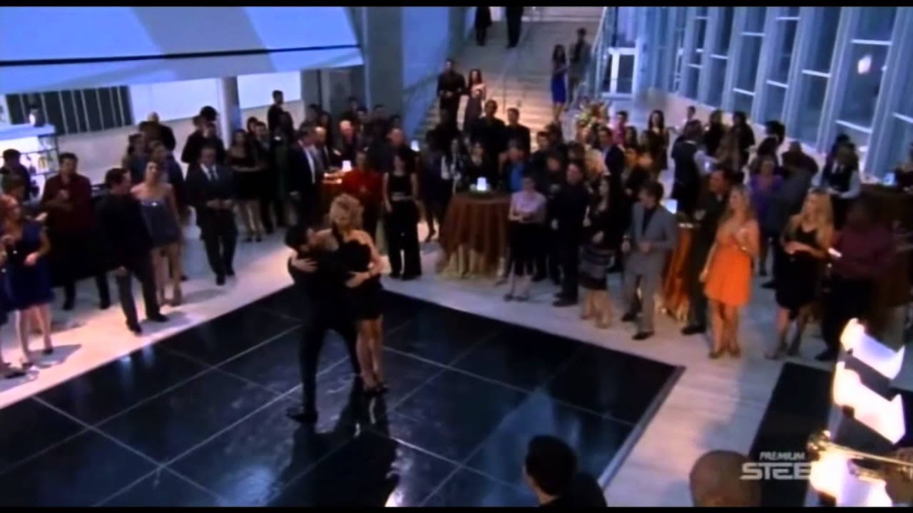 Sarah Walker [Yvonne Strahovski] - Danza Kuduro