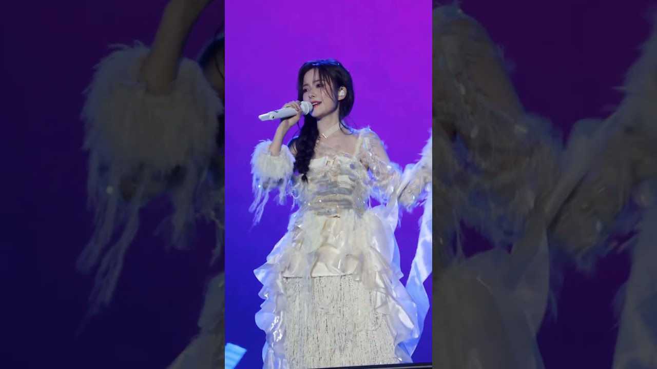 陈卓璇这次唱《雨爱》没下雨下雪了 雪中的陈卓璇美得好不真实 #陈卓璇 #雨爱 #驻马店森林湾演唱会 #舞台直拍 #现场live