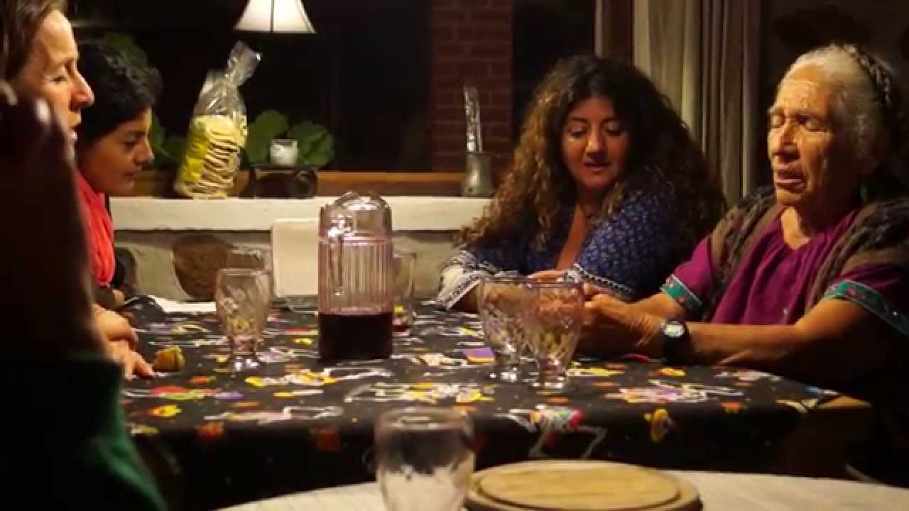 La Abuela Margarita comparte su sabiduría ancestral a través del canto