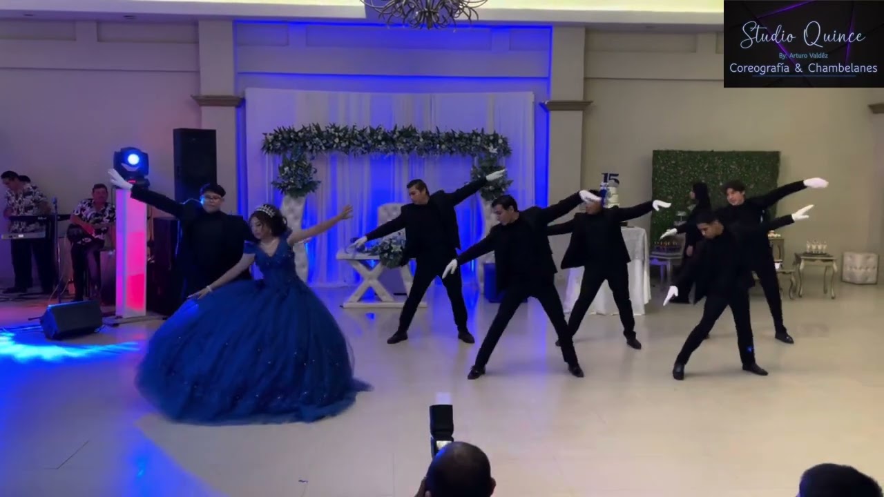 Vals de Alejandra con los Chambelanes de Studio Quince