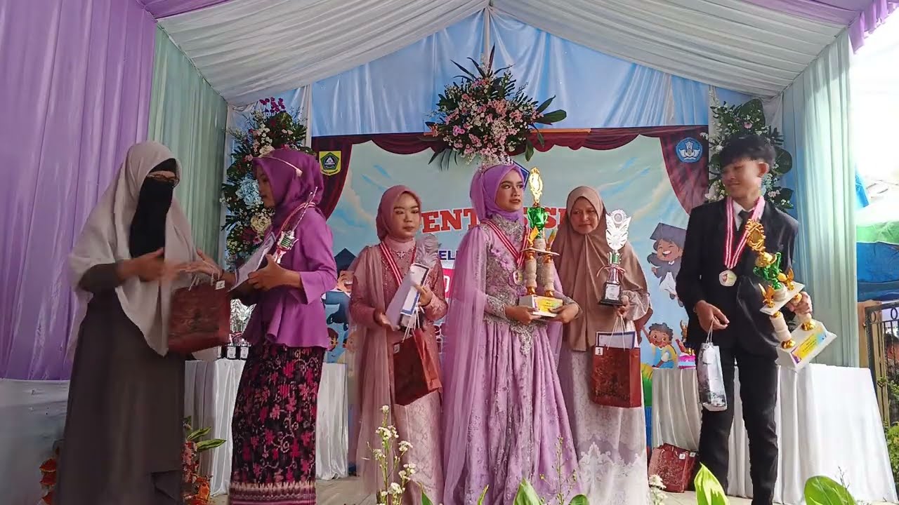 Pembagian hadiah untuk Siswa Berprestasi ll SDN Cipetir 01 2025