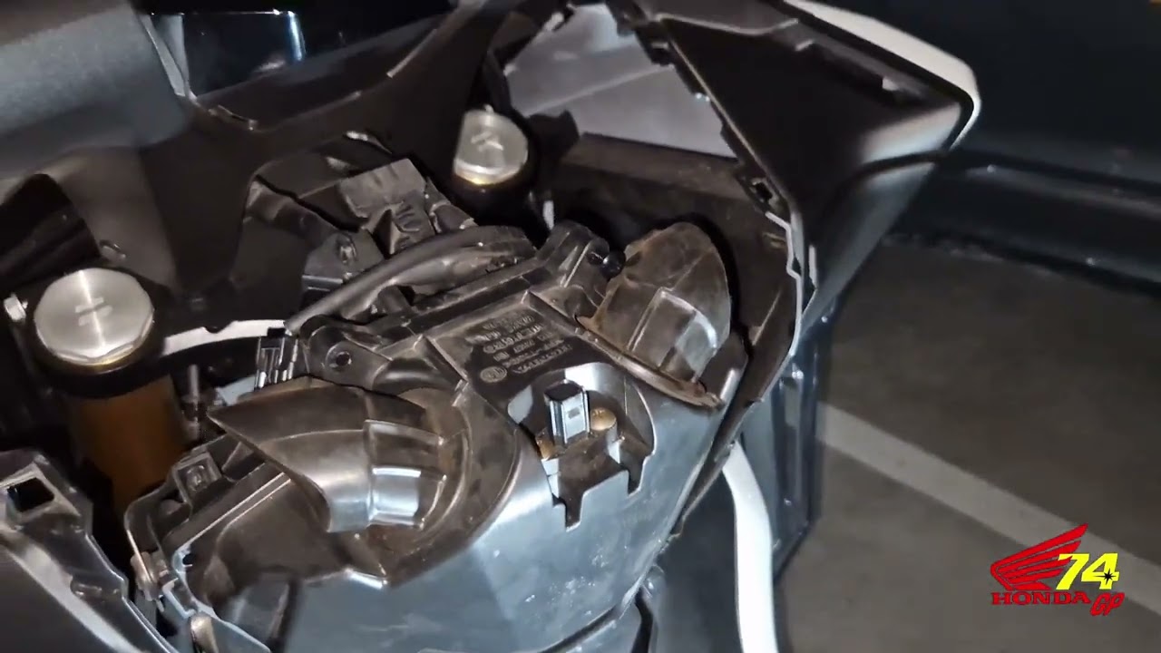 Honda Forza 750 Desmontaje del filtro de aire
