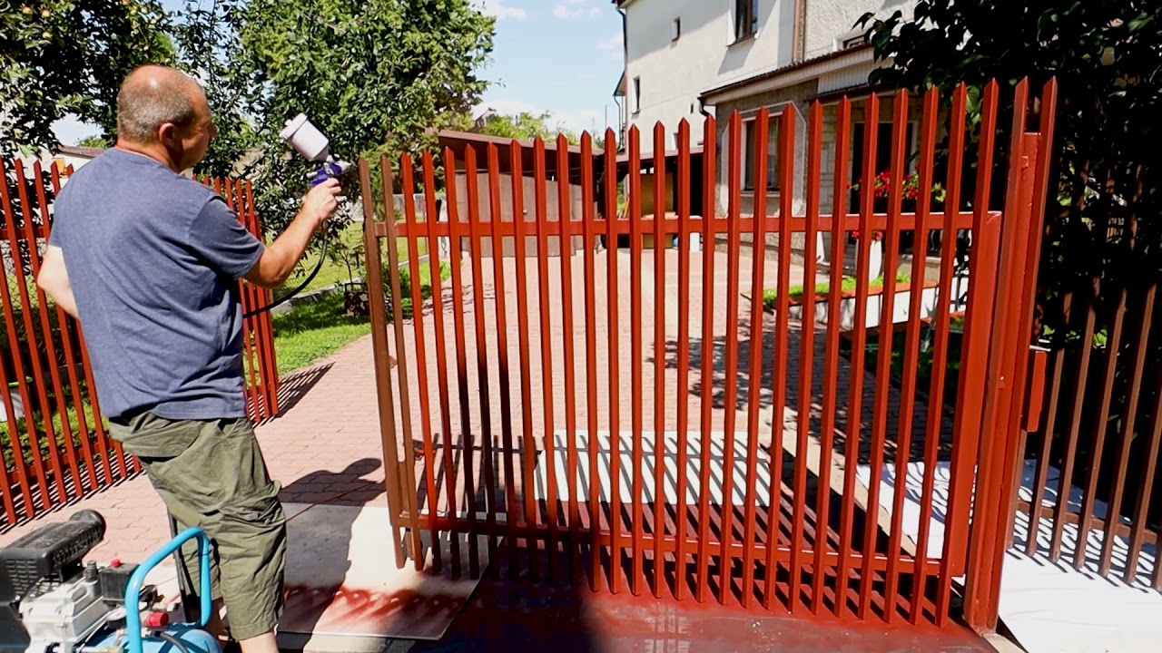 Jak pomalować bramę oraz metalowe ogrodzenie wokół domu?