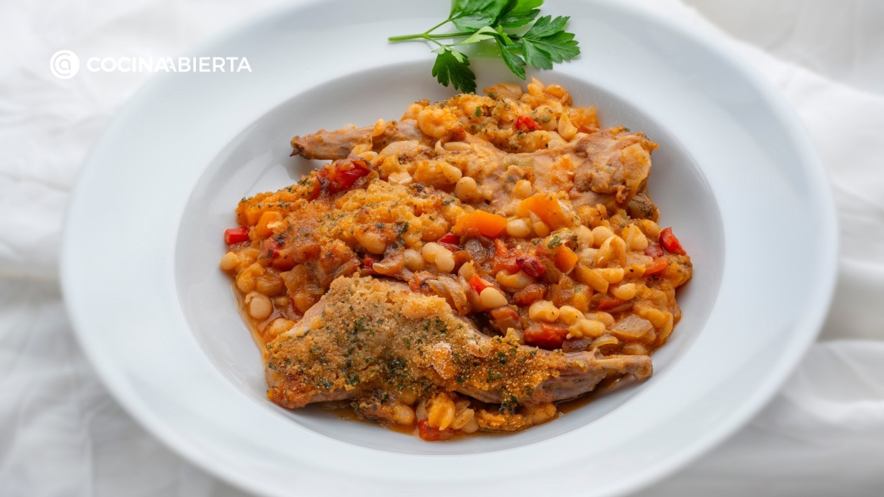 Cómo hacer gratinado de alubias con conejo en olla rápida y horno, receta de Karlos Arguiñano