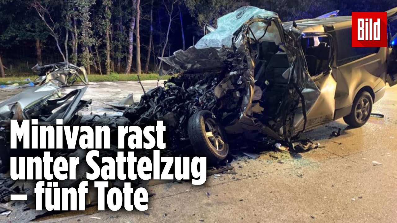 5 Tote bei schwerem Unfall auf A1: Kleinbus rast ungebremst in Lkw
