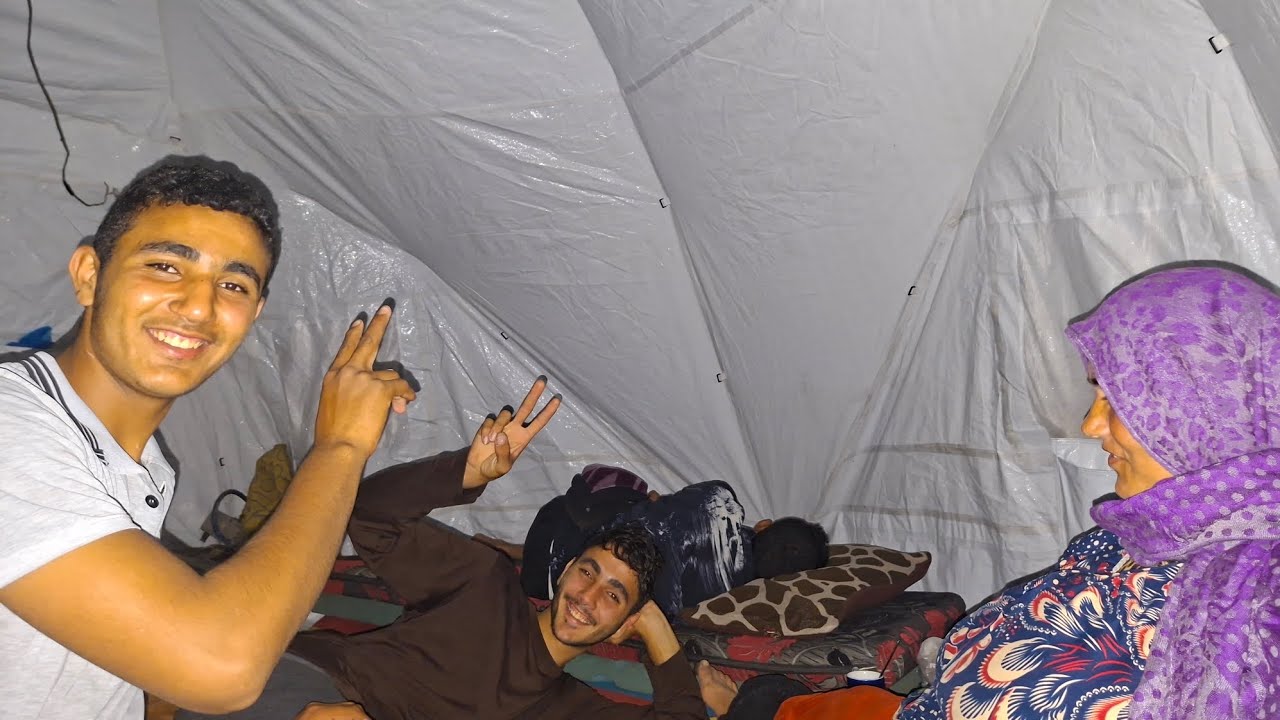 تصوير أثناء زيارة لأمي يوم غير عادي جمعتي مع  أمي واخواني كلام من القلب واقعنا في خيمه وكيف نزور بعض