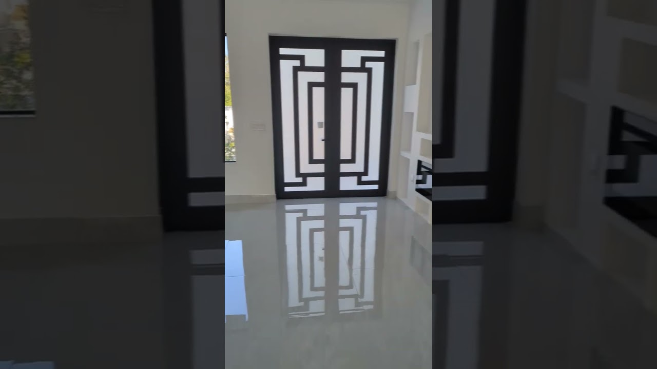 CASA NUEVA EN CAPE CORAL.PRECIO 548 MIL..4 CUARTOS 3 BAÑOS.3 GARAGES..EN AREA COMERCIAL 