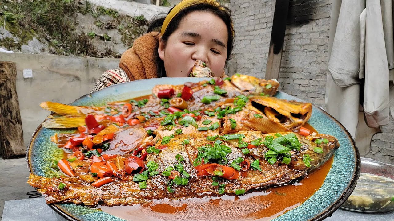 不要钱的鲤鱼，配上三样辣椒，不爱吃鱼的人都能吃三大碗米饭-Miao cooked three dishes | Braised fish is so tasty and spicy【苗阿朵美食】