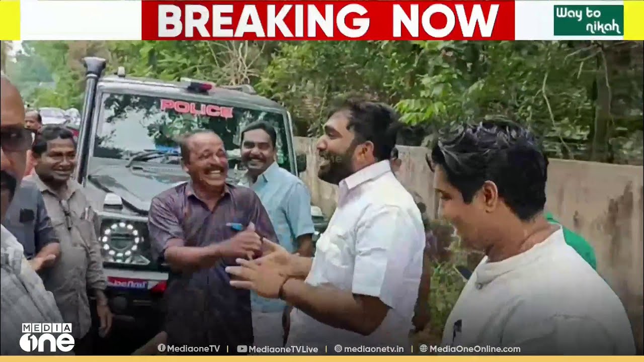 സ്വന്തം ഓഫീസിലേക്ക് മാർച്ച് നടത്തിയ ബിജെപി പ്രവർത്തകരെ കണ്ട് കുശലം പറഞ്ഞ് ചാണ്ടി ഉമ്മൻ