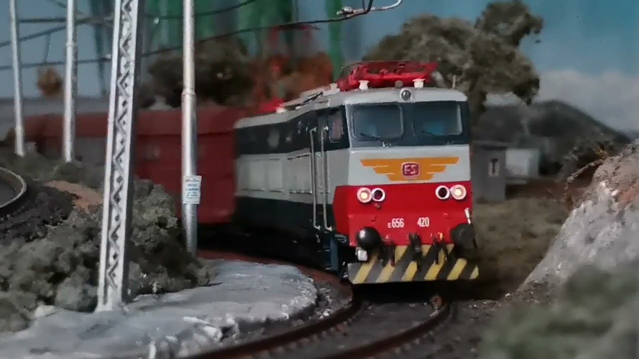 E656 con merci [Fermodellismo scala H0]