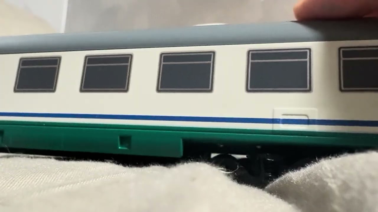 I modellini su divano annunci Trenitalia MDVC DPR  e regionale XMPR e vivalto era fermo