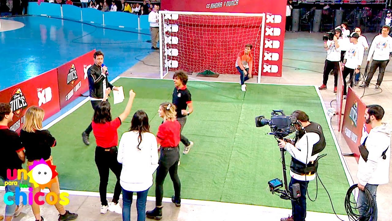 Nico Vázquez junto a los chicos de 