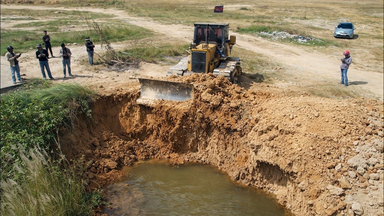 OMG! Operator Skill Komatsu Bulldozer Pushing Landfill Corner By 25Ton dump trucks loading soils 