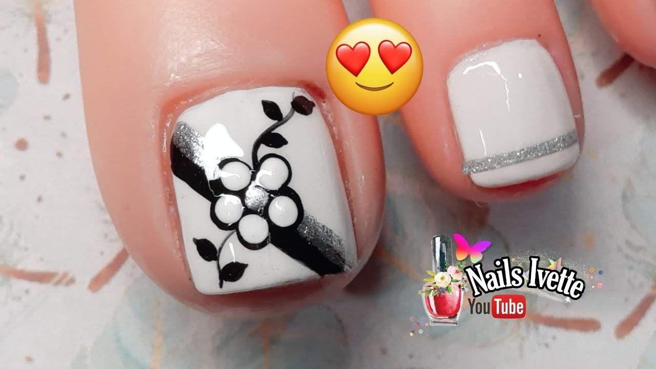 Uñas de los pies decoradas en blanco y negro / Flores hechas con punteros o dotting fácil / Nail Art