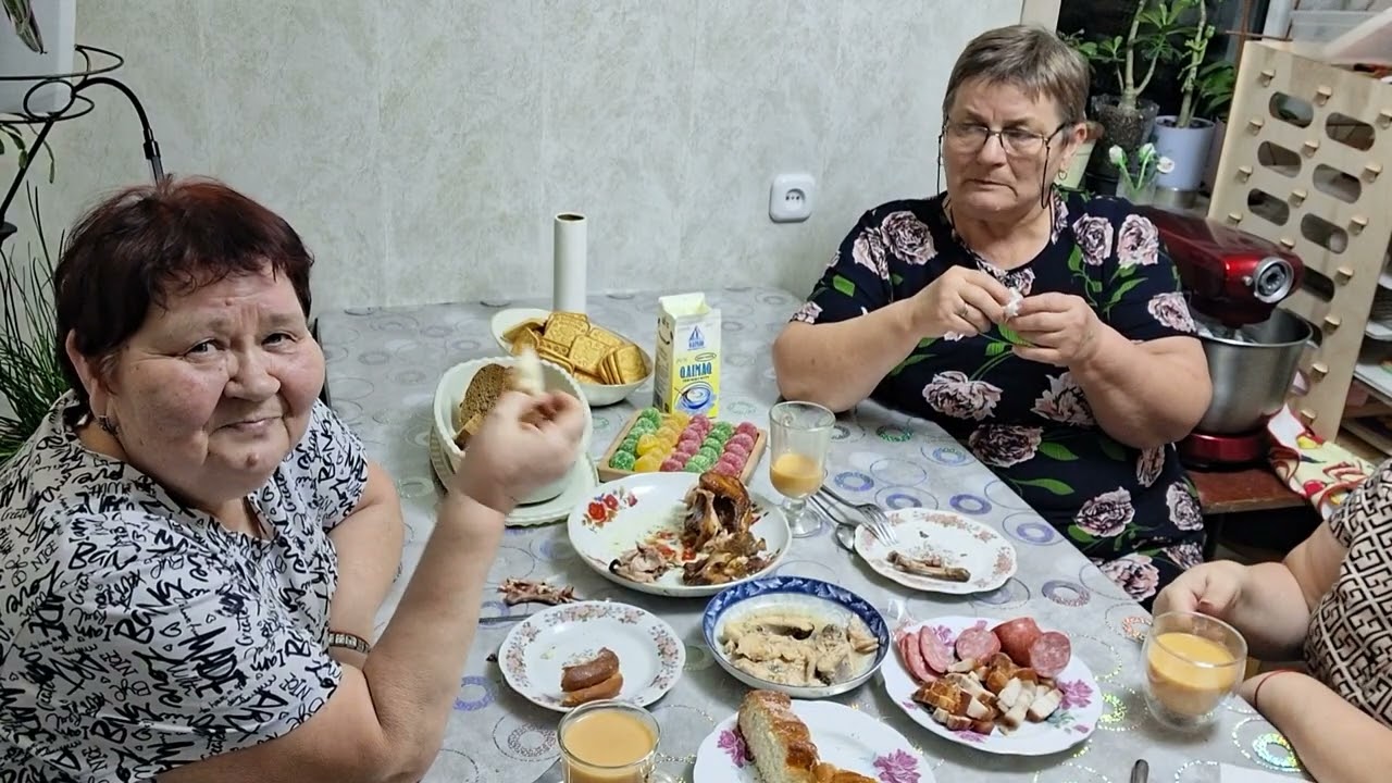  У нас новая клеёнка.                     Жарим-парим.