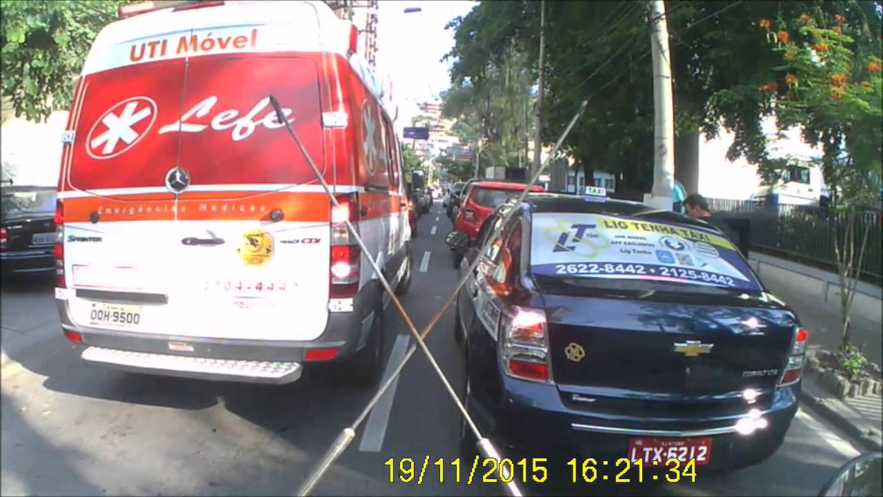 Motoristas não dão passagem para Ambulância