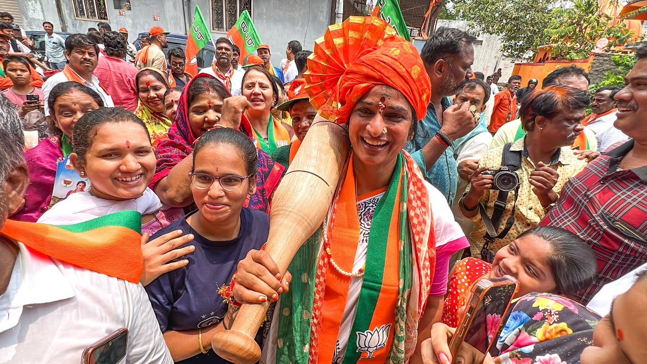 BJP Madhavi Latha Door to Door Campaign at Purana Pul | Hyderabad MP Madhavi Latha vs Owaisi