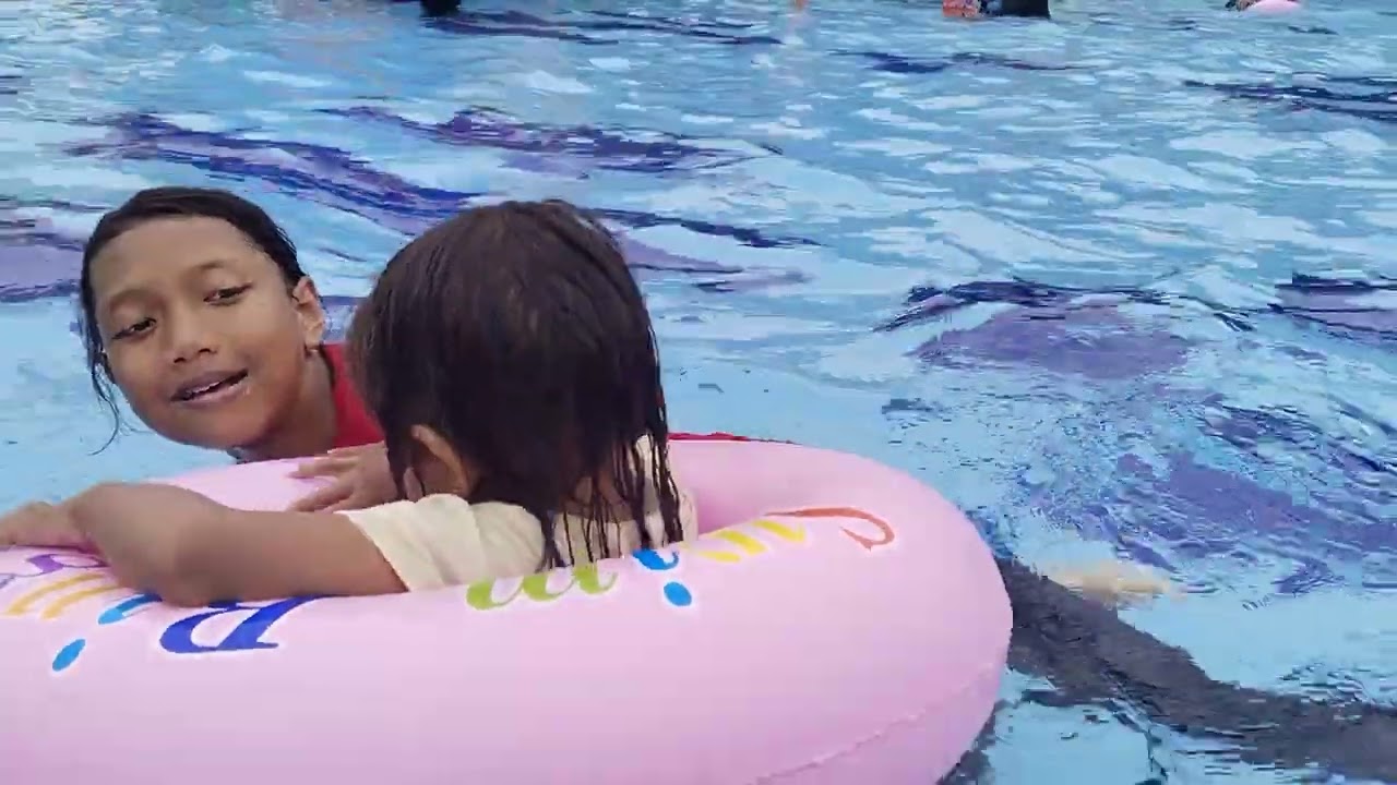 Quinsha berenang sama kaka  mama papah  