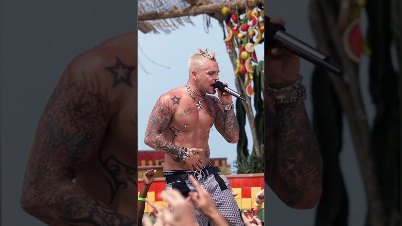 Солист Crazy Town 