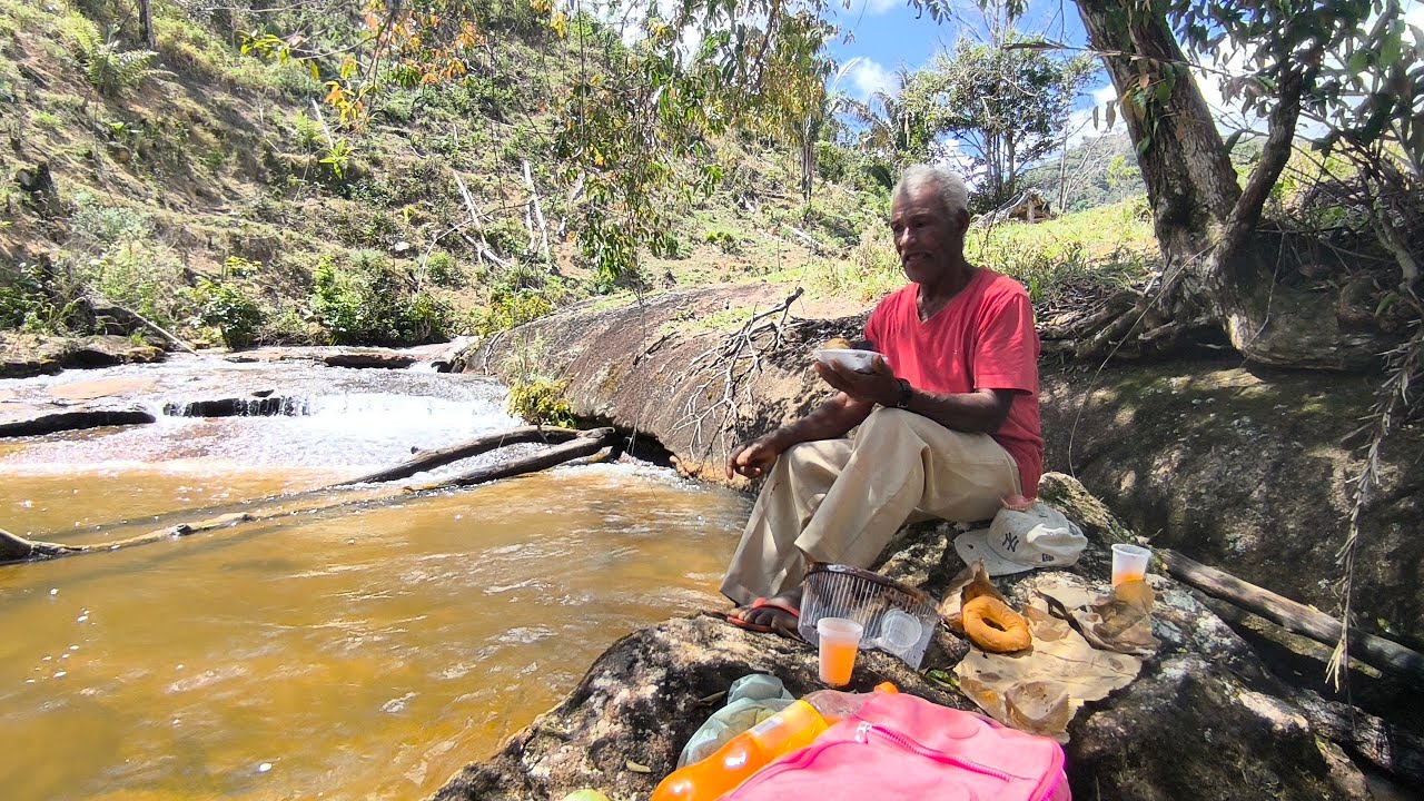 ELE TEM 74 ANOS E MORA SOZINHO E ISOLADO AO LADO DESSA CACHOEIRA 