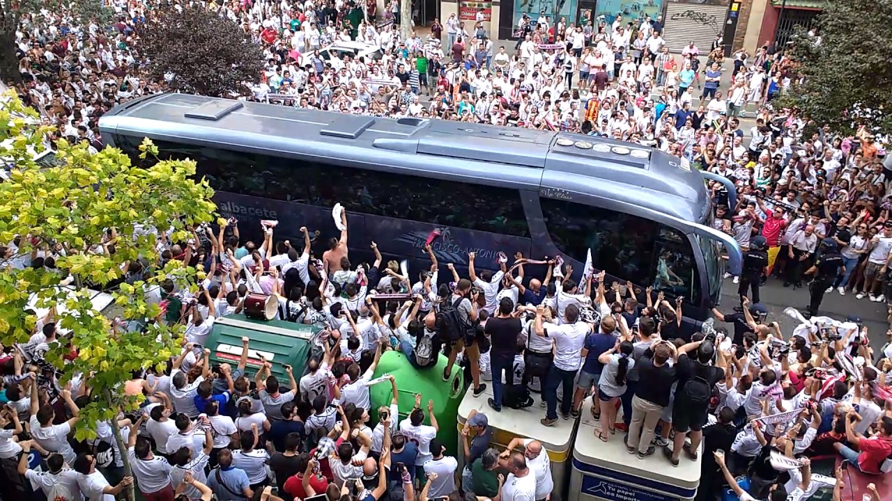 Recibimiento del autobús del Alba para el Albacete-Valencia Mestalla