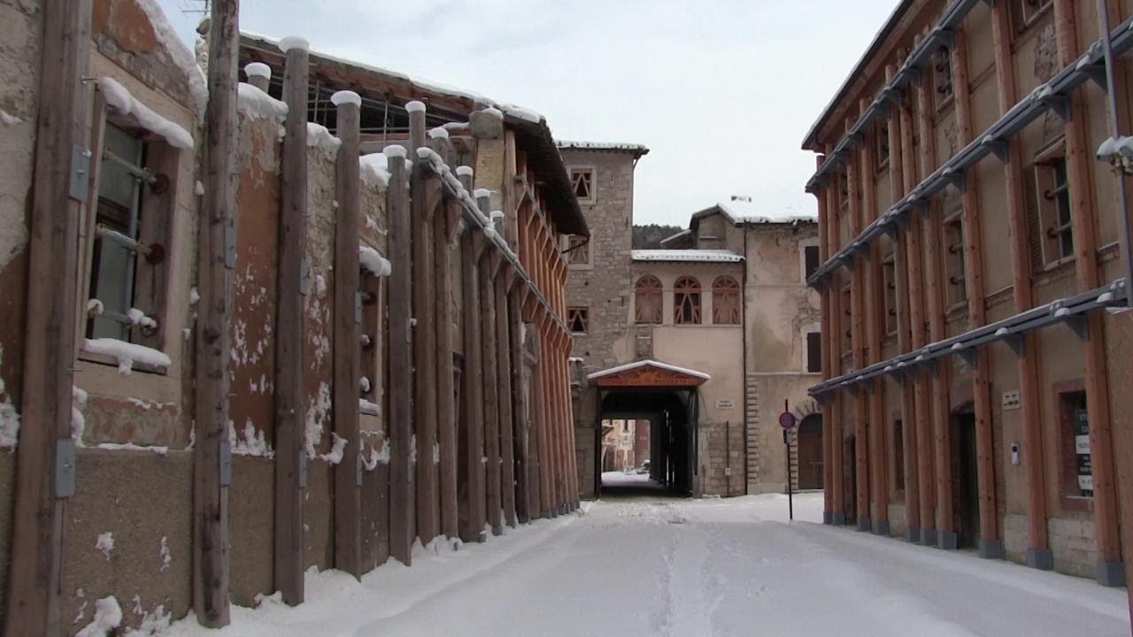 Visso, la casa ammuffita e il negozio sulle macerie: 