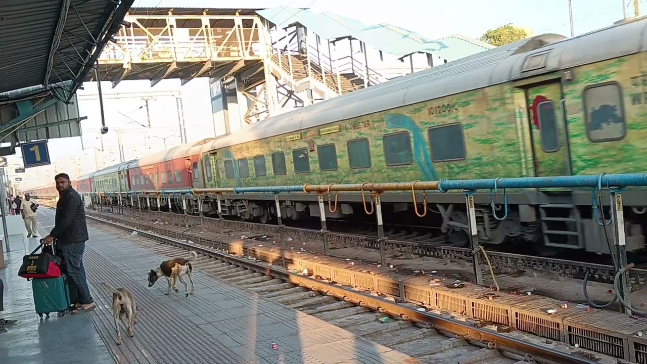 19416 SVDK-Sabarmati superfast arriving at Abu road railway station #train #jammukashmir #gujarat 