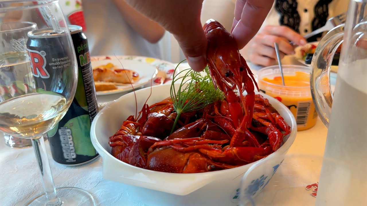Swedish Crayfish Party 🇸🇪 | Kr&auml;ftskiva, snaps, songs, and V&auml;sterbotten pie
