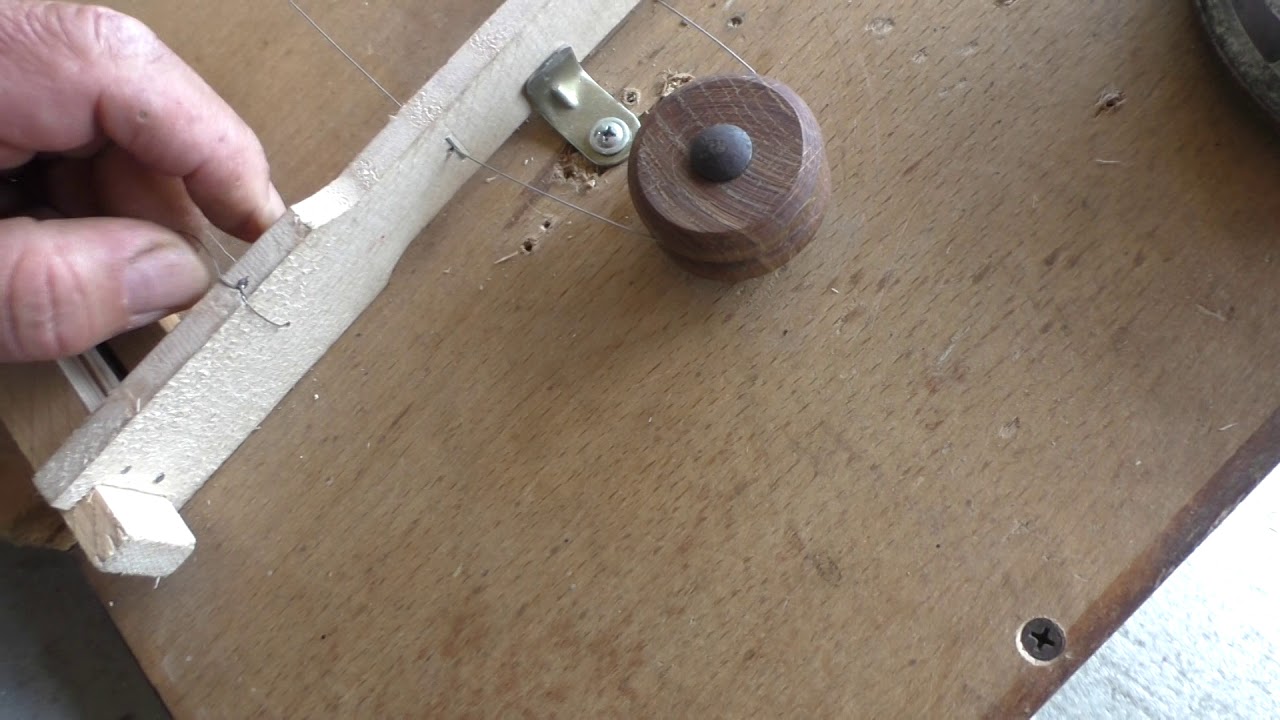 Способ натягивания проволоки на рамку дадан.