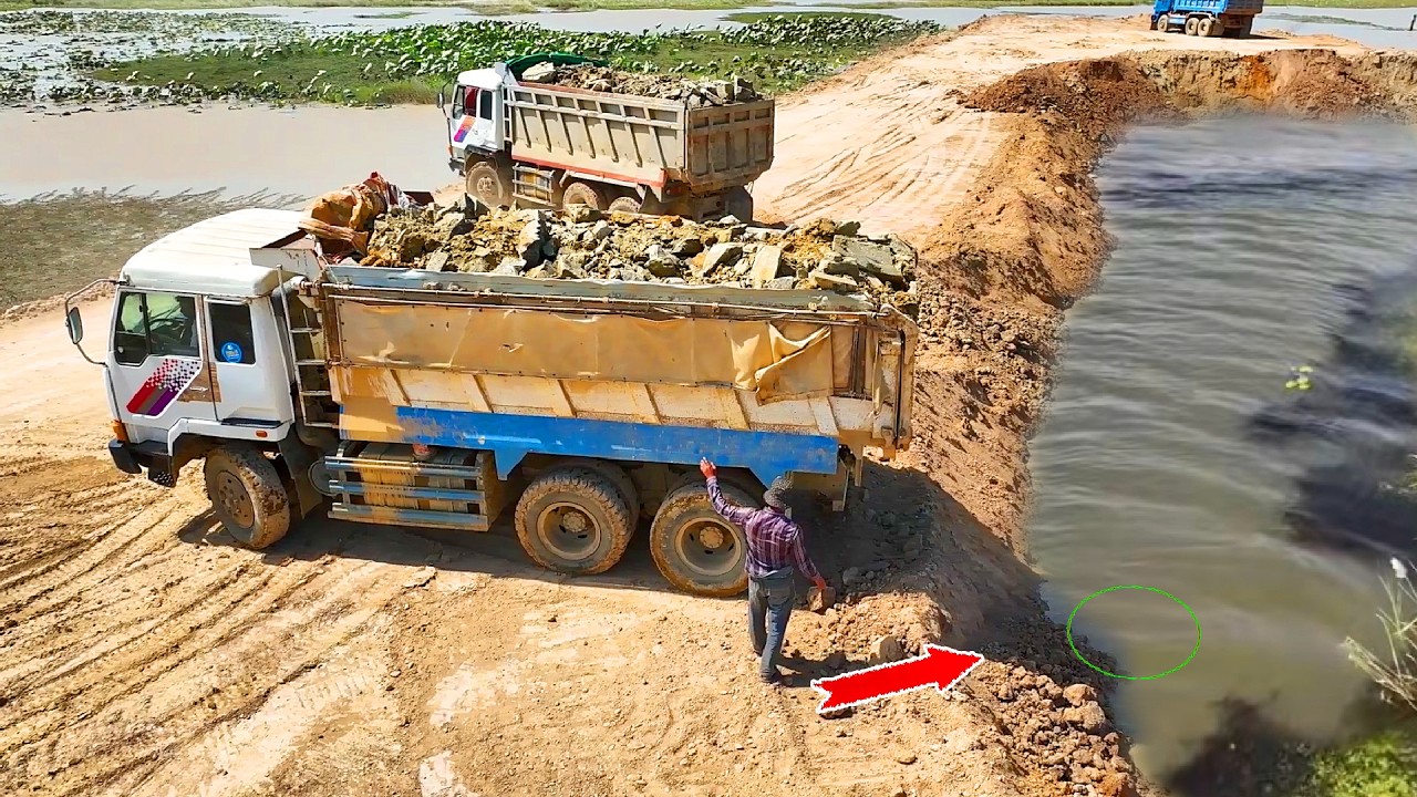 Amazing!! Amazing Komatsu Dozer operator skills with 25TON dump truck clearing a large pond