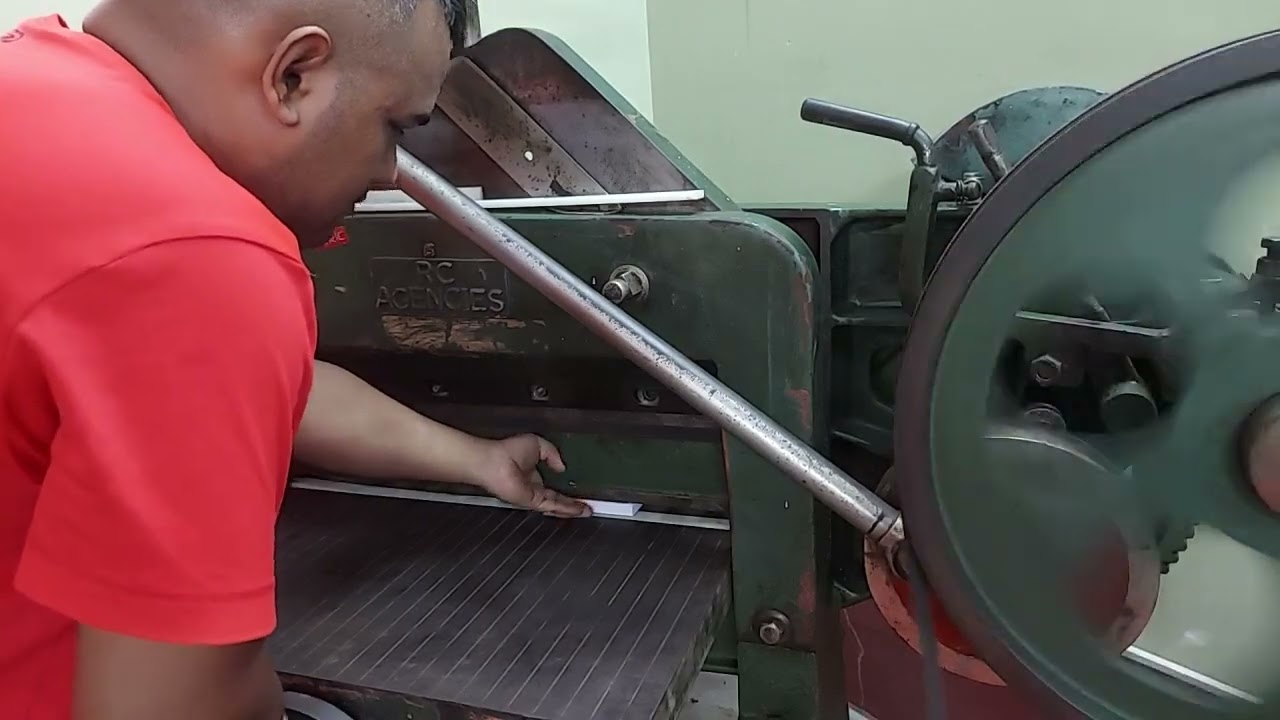 how to use old type paper cutting machine in India to cut books