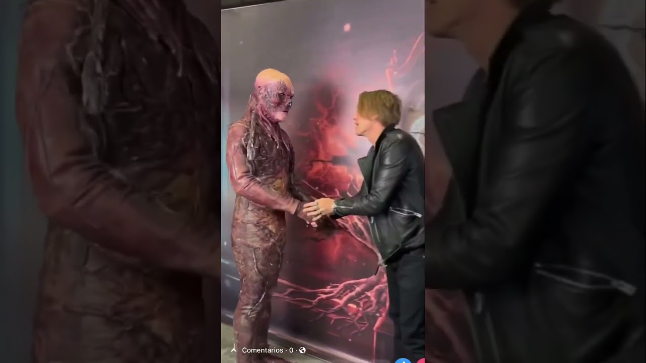 Jamie Campbell Bower meets a Vecna Cosplayer at the Mexico Horror Fest, February 2023.