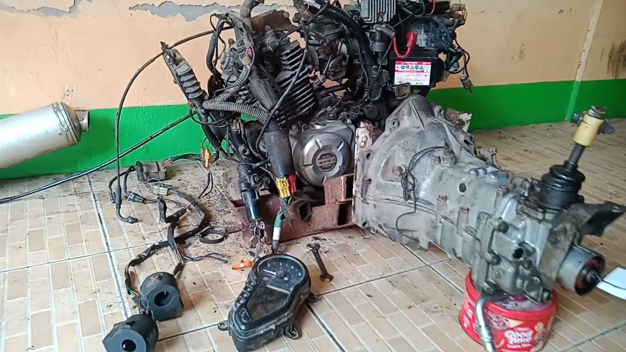 selesai merakit mesin motor & transmisi mobil