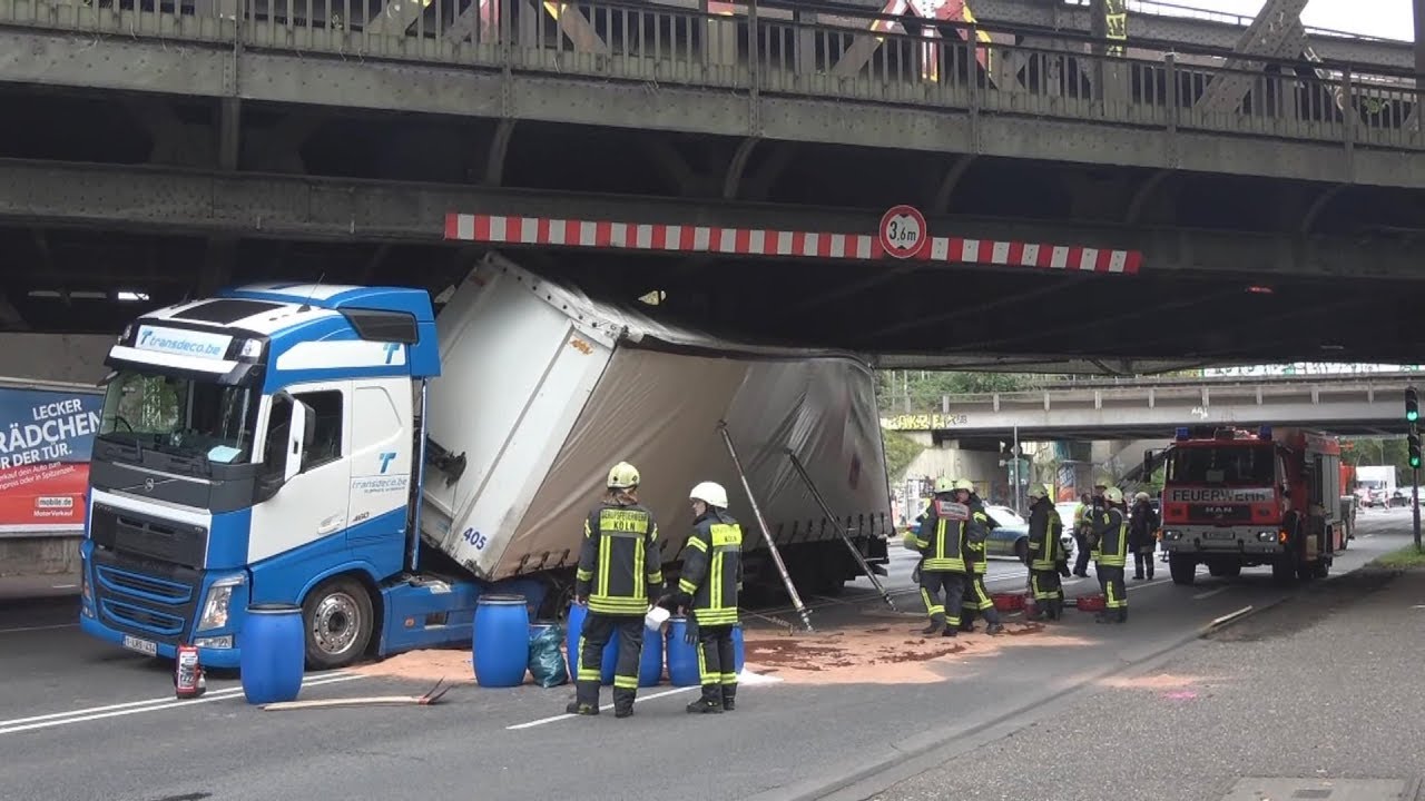 LKW unter Brücke festgefahren - komplizierte Bergung in Köln-Neuehrenfeld am 13.10.17 + O-Ton