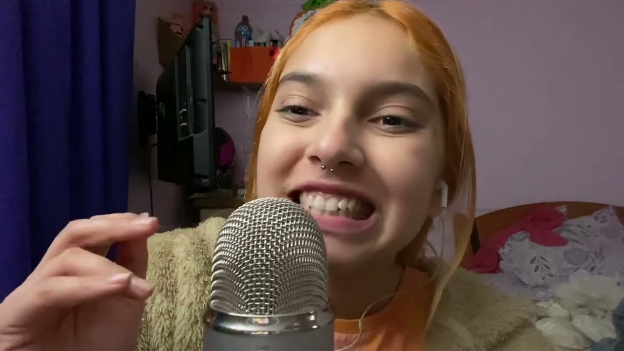 ASMR SUSURRANDO CERQUITA DEL MIC| TE TOCO LA CARITA| SOFIWI