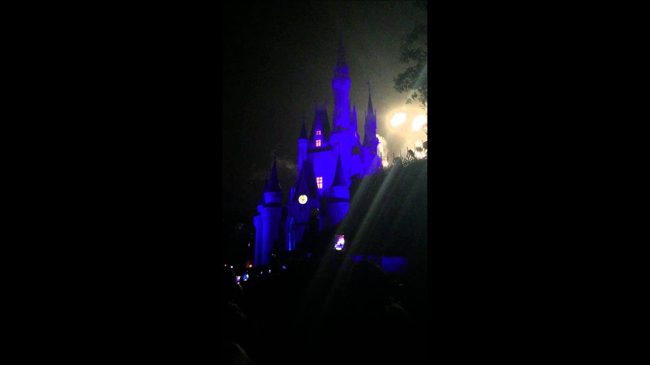Momento em que a Tinker Bell desce voando do castelo.