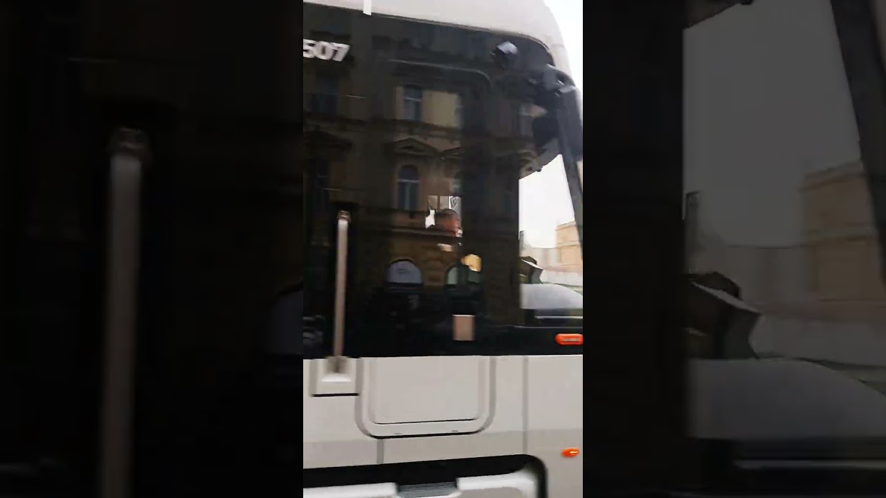 Odjezd Noveho Modelu Tramvaje 52T na lince 12 ze zastávky Florenc