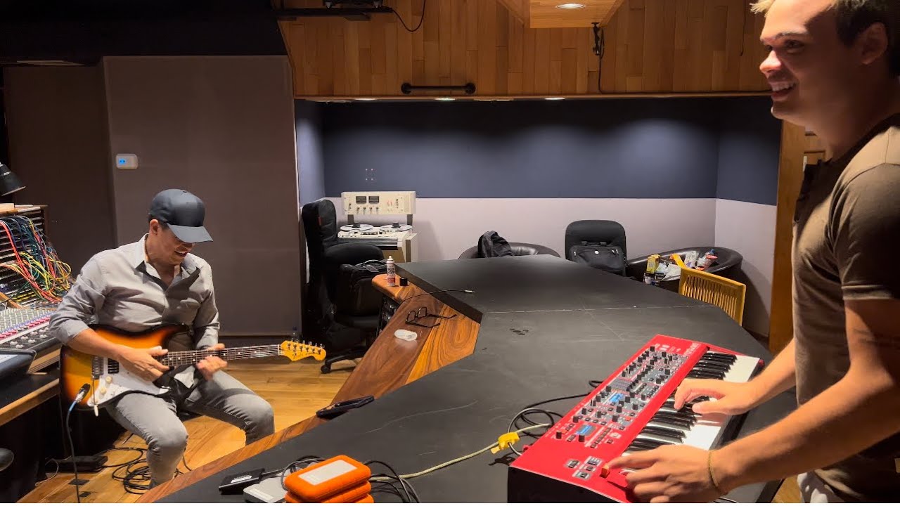 Jesus Molina & Kiko Cibrian Jamming part 2 (The chicken)