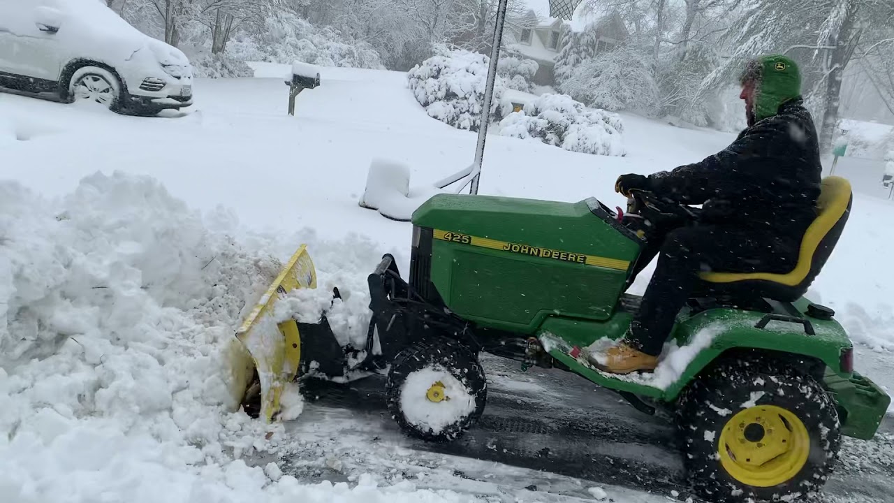 JD 425 Plowing snow