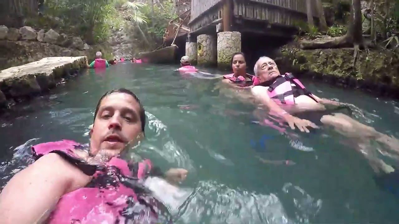 Xcaret - Nado en Rio Maya