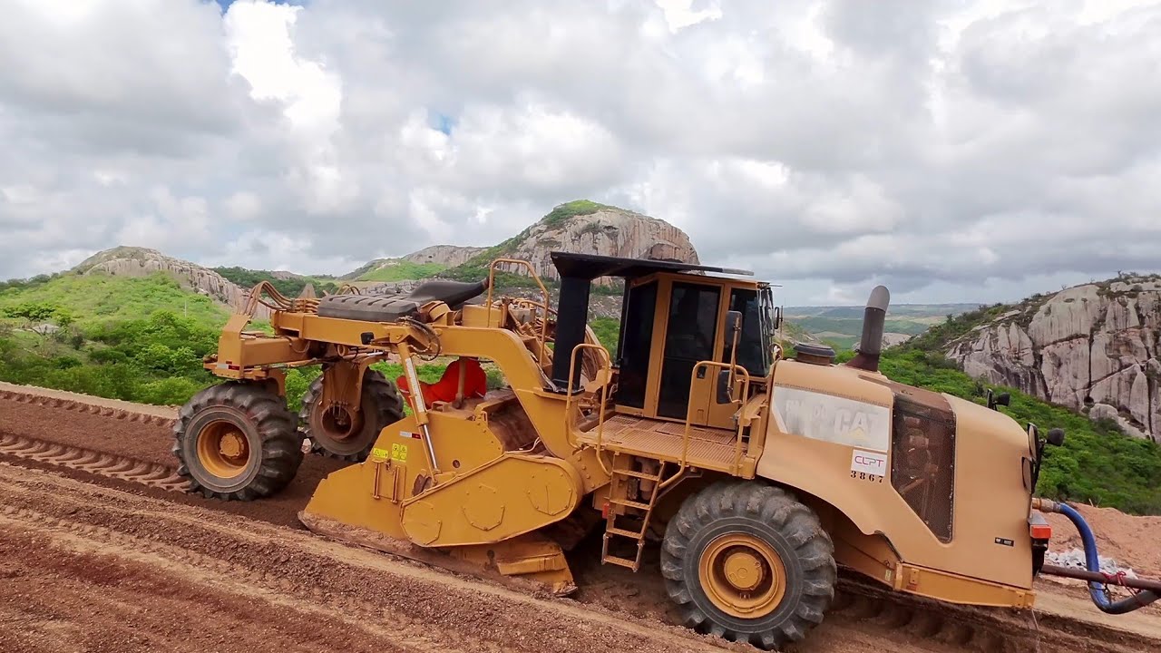 Drone neo filmando a recicladora cat trabalhando na serra do parque estadual pedra da boca