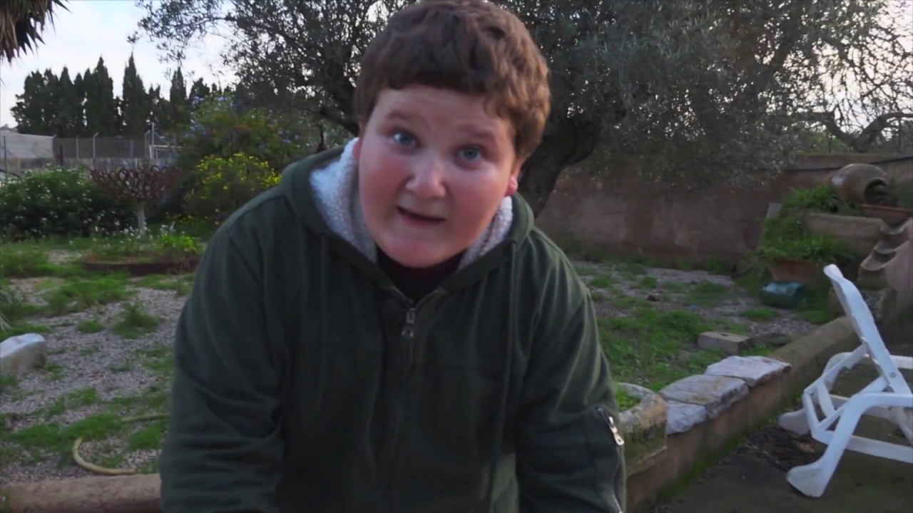En Miquel Montoro trempa olives - Uep IB3