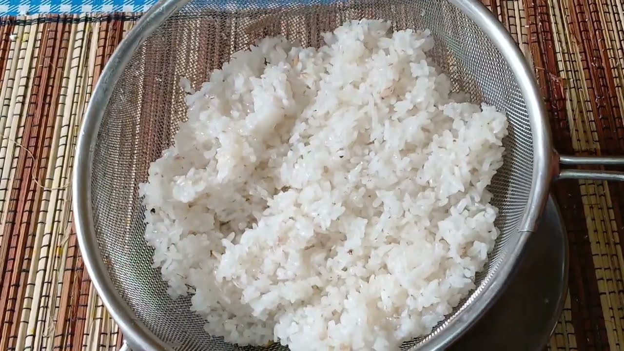 চাকনিত সিজোৱা বৰাচাউল নাৰিকলৰ গাখীৰ দি খোৱা মজাই বেলেগ খাই চাব দেই 
